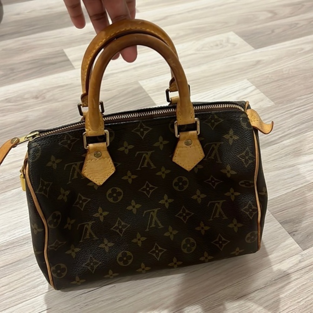 Louis Vuitton Speedy 25‎ comes with lock and key dust bag